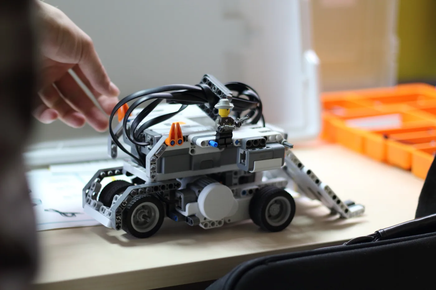 Robot LEGO armado con minifigura