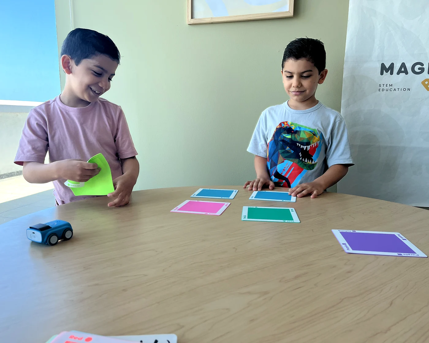 Niños aprendiendo con Sphero Indi