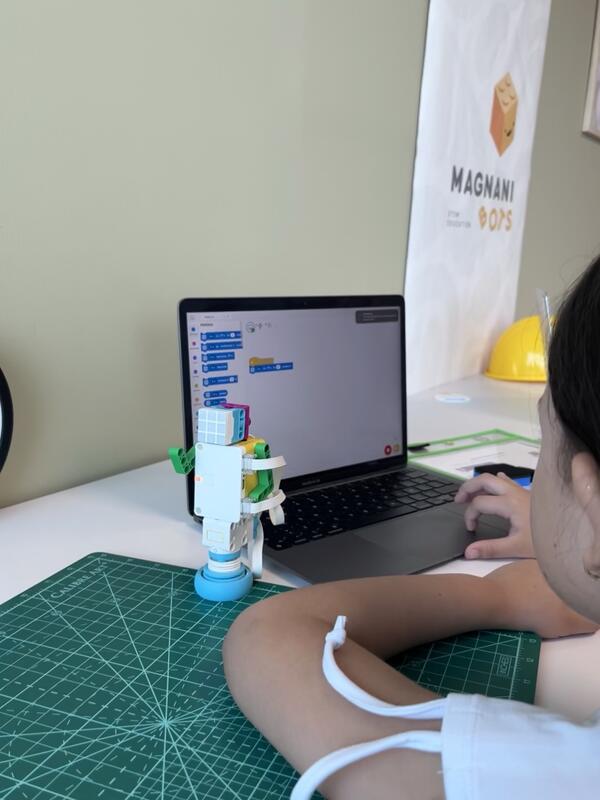 Estudiante programando su robot en clase