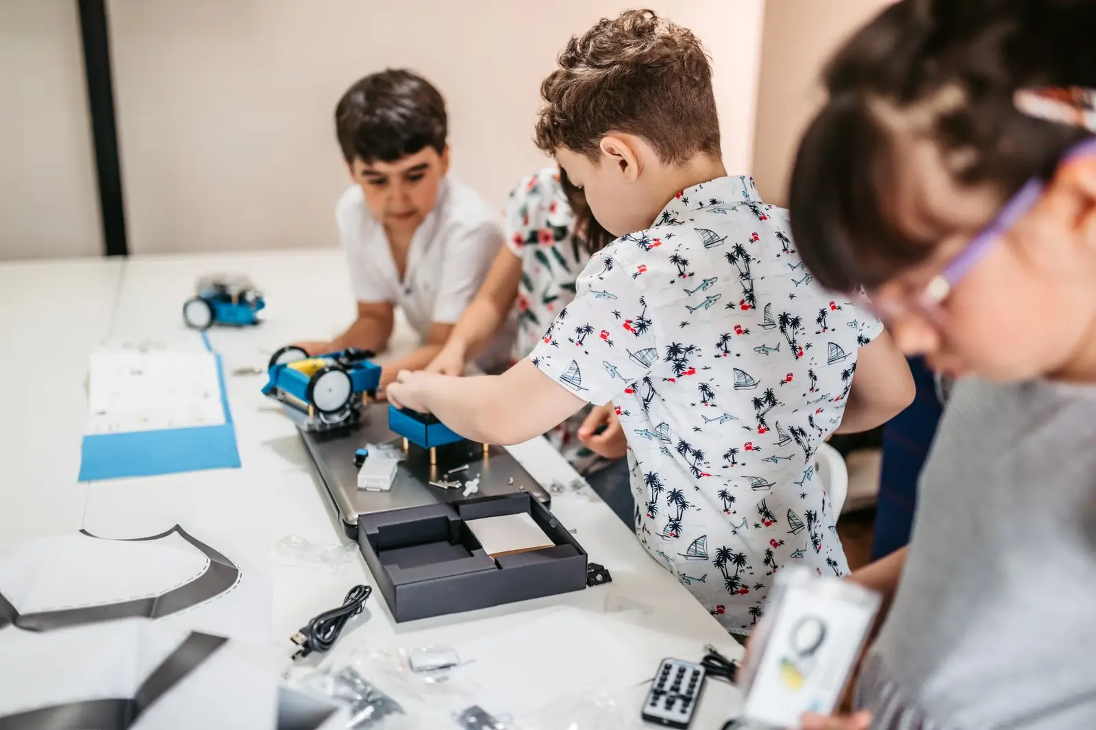 Niños construyendo robots en Magnanibots