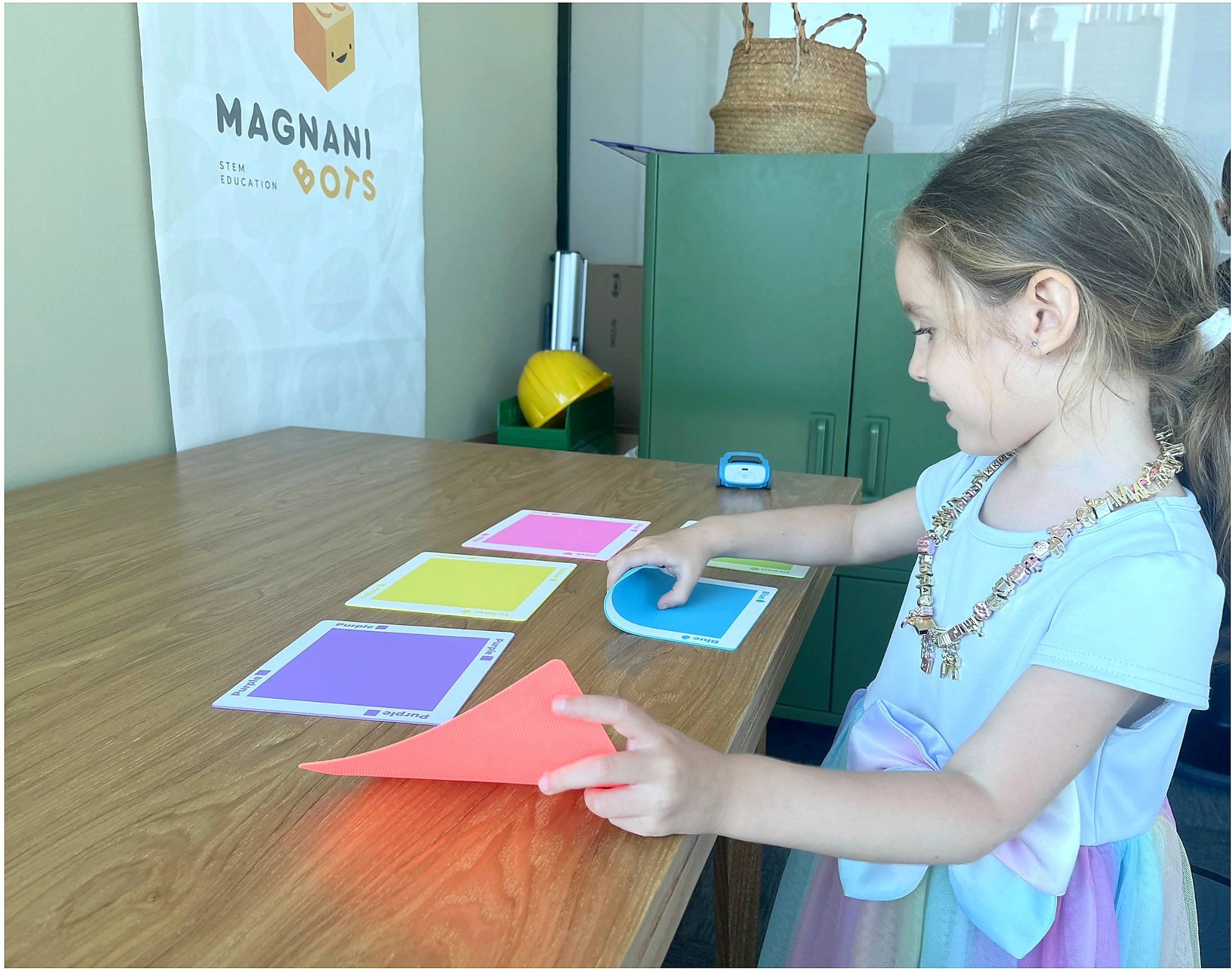 Niña programando Sphero Indi con tarjetas de colores en Magnanibots
