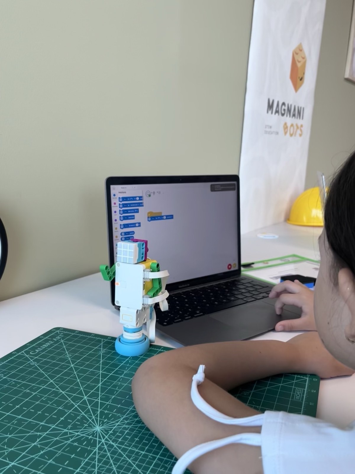Una estudiante de Magnanibots programa su versión de Snackbot