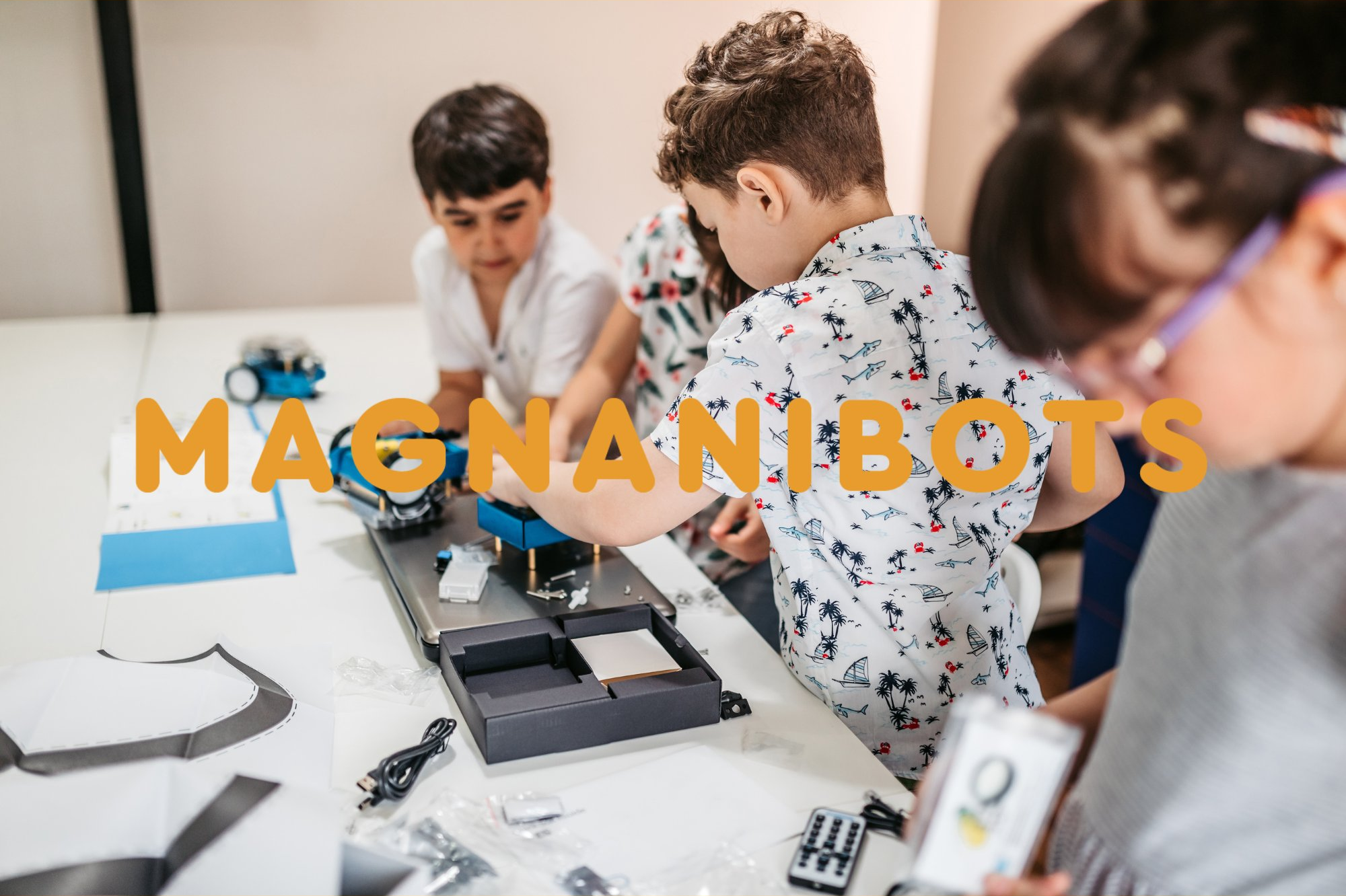 Niños trabajando con robots en clase de robótica