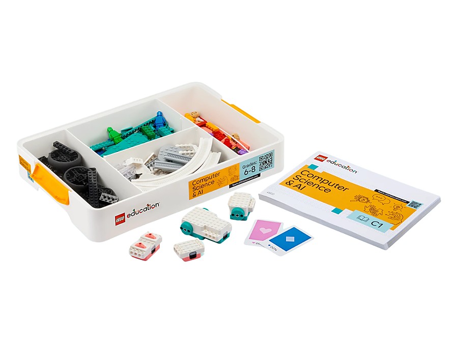 Kit LEGO® Education Computer Science & AI: piezas LEGO, motor doble, sensor de color, controlador y tarjetas de conexión.