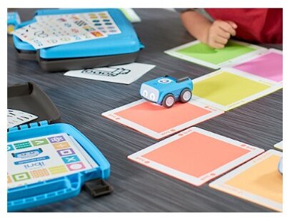 Sphero indi — pequeño robot con sensor de color y fichas de colores para programar sin pantalla