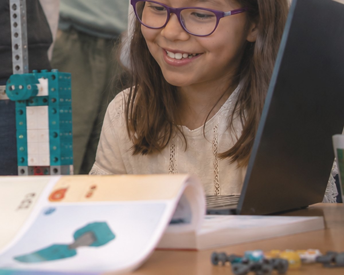 Estudiante construyendo con el kit LEGO® Education CS & AI